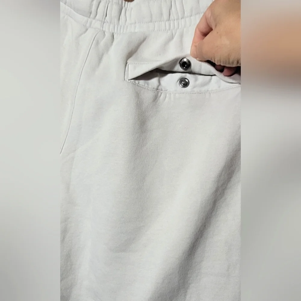 Nike beige with black big logo,pre-loved men shorts.Size : Medium